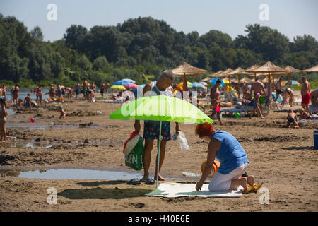 Les hongrois appréciant les températures d'été à Koros Torok plage de sable le long de la rivière Tisza, Csongrád, Hongrie Banque D'Images