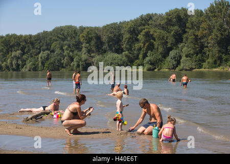 Les hongrois appréciant les températures d'été à Koros Torok plage de sable le long de la rivière Tisza, Csongrád, Hongrie Banque D'Images