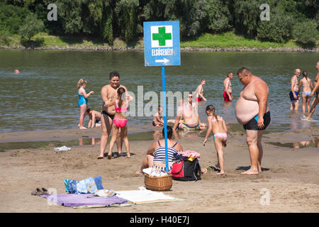 Les hongrois appréciant les températures d'été à Koros Torok plage de sable le long de la rivière Tisza, Csongrád, Hongrie Banque D'Images