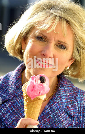 Femme, moyenne vieille personne, glaces, manger la moitié, portrait, senior, glace, glace gaufre, heureux, joie, des bonbons, de la glace d'eau, les produits laitiers de la glace, de la crème glacée, des aliments doux, dessert, rafraîchissements, riche en calorie Banque D'Images