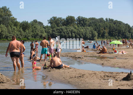 Les hongrois appréciant les températures d'été à Koros Torok plage de sable le long de la rivière Tisza, Csongrád, Hongrie Banque D'Images