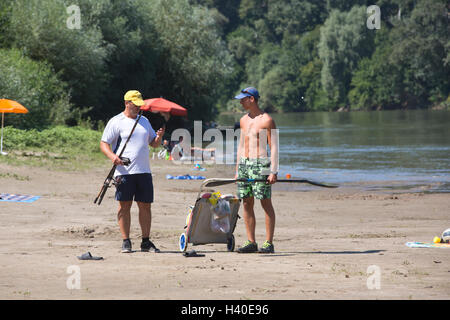 Les hongrois appréciant les températures d'été à Koros Torok plage de sable le long de la rivière Tisza, Csongrád, Hongrie Banque D'Images