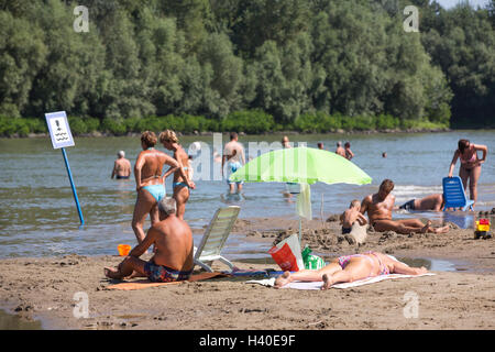 Les hongrois appréciant les températures d'été à Koros Torok plage de sable le long de la rivière Tisza, Csongrád, Hongrie Banque D'Images