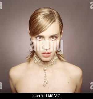 Femme, collier, avec élégance, sans bretelles, vue, sérieusement, portrait, librement pour Großflächenplakatierung les jeunes, blonde, composé, collier de perles, chaîne, bijoux, encolure basse, sérieusement, de la transmission, de l'émotion, l'humeur, d'expression, haughtily, strictement, l'assu Banque D'Images