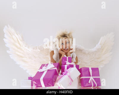 Femme, Angel's wing, présente Engel, ange de Noël, le ciel, le ciel étant messenger, femme, jeune, blond, à l'œil, côté tête reposer sur, sourire, rêves de là, heureux, malicieusement, insolents, pensez, aile, Angel's costume, costume, doublure, 'Heavenly', pour Christm Banque D'Images