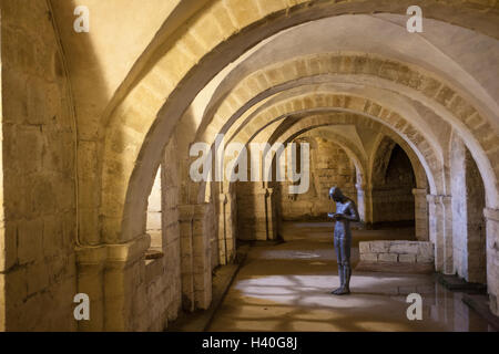 La cathédrale de Winchester, Hampshire, Angleterre,cathédrales,avec,la plus longue nef.Gothique,artiste,britannique Antony Gormley sculpture,statue,son,II,en,crypt,UK,GO Banque D'Images