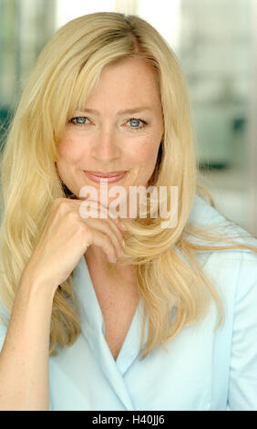 Sourire, femme blonde, main, menton, touch, portrait, 30 à 40 ans, poil long, blouse, voir l'appareil photo, joie, plaisir, équilibre, friendly, satisfaction, gaieté, de naturel, de la transmission, l'humeur positive, à l'extérieur Banque D'Images