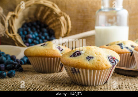 Muffins aux bleuets confiture de lait et en arrière-plan et panier plein de bleuets Banque D'Images
