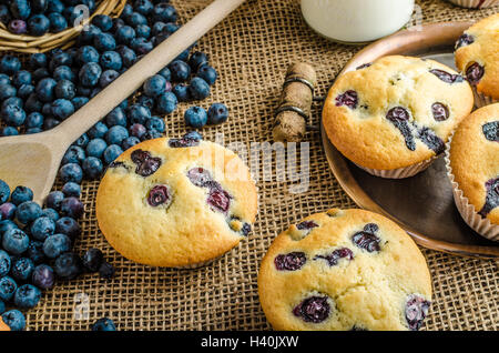 Muffins aux bleuets confiture de lait et en arrière-plan et panier plein de bleuets Banque D'Images