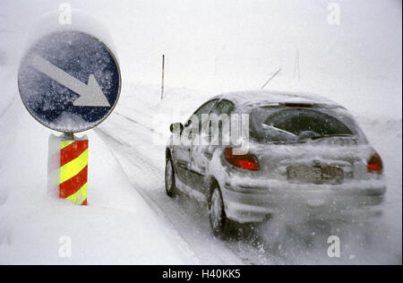 Winters, trafic, route couverte de neige, voiture de tourisme, signe de la circulation, "de droite Aller', marque faire méconnaissable, rue d'hiver, le trafic, les relations de l'hiver, neige, mauvaise vue, Rue, autoroute fédérale, signalisation routière, la circulation automobile, voiture Banque D'Images