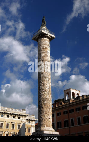 Colonne en marbre antique de Marc Aurèle dans le centre de Rome, avec saint Paul statue en bronze en haut Banque D'Images