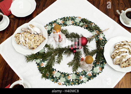 Table, couvre, fruits loafs, décoration, Noël, table à café, couverts de table, caps, motif de Noël, Ange, Angel, branche, branches de sapin, Noël, décoration de Noël, les arts de la table, des tasses à café, tasses, assiettes, de fruits, de gâteaux, de loafs ci-dessus, la vie Toujours Banque D'Images