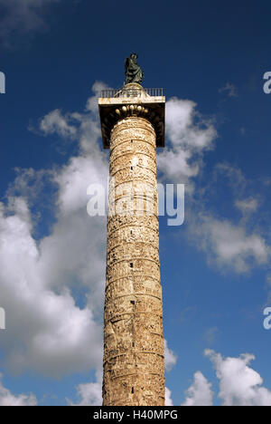 Colonne en marbre antique de Marc Aurèle s'élever au-dessus le ciel dans le centre de Rome, avec saint Paul statue en bronze en haut Banque D'Images