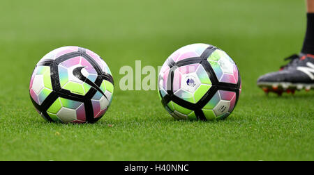 Close up detail des ballons Nike Football Ligue 1 au cours de la Premier League match à Anfield, Liverpool. ASSOCIATION DE PRESSE Photo. Photo date : Samedi 24 septembre 2016. Voir l'ACTIVITÉ DE SOCCER histoire Liverpool. Crédit photo doit se lire : Dave Howarth/PA Wire. RESTRICTIONS : EDITORIAL N'utilisez que pas d'utilisation non autorisée avec l'audio, vidéo, données, listes de luminaire, club ou la Ligue de logos ou services 'live'. En ligne De-match utilisation limitée à 75 images, aucune émulation. Aucune utilisation de pari, de jeux ou d'un club ou la ligue/dvd publications. Banque D'Images