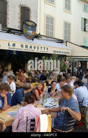 France, Côte d'Azur, Antibes, la vieille ville, le café de la rue 'La Gravette', les clients, l'Europe, le sud de la France, French Riviera, côte méditerranéenne, département des Alpes-Maritimes, de la ville, bar, café, terrasse de restaurant, gastronomie, tourisme, l'été, Banque D'Images