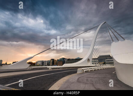 Ciel nuageux sur Samuel Beckett bridge dans la ville de Dublin, Irlande Banque D'Images