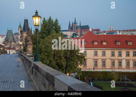 L'aube sur le pont Charles à Prague, République tchèque. En regardant vers Mala Strana et Hradcany. Banque D'Images
