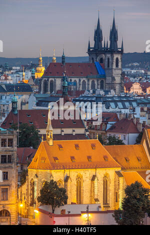 La nuit tombe dans la vieille ville de Prague, République tchèque. Banque D'Images