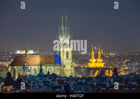 La nuit tombe dans la vieille ville de Prague, République tchèque. Banque D'Images