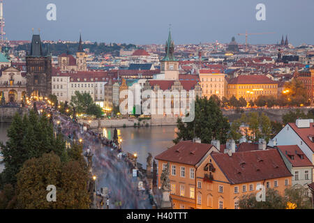 La nuit tombe à Prague, République tchèque. Banque D'Images