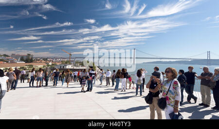 Foule sur le toit de la MAAT (Musée d'art, d'architecture et de la technologie), avec le pont suspendu du 25 avril à l'arrière Banque D'Images