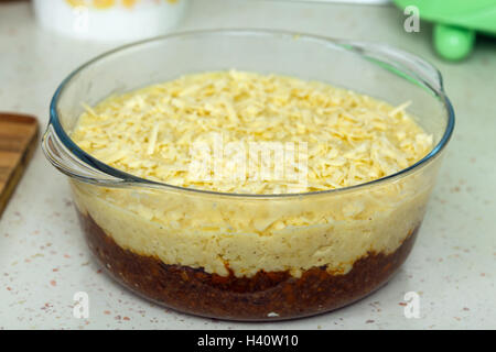 Cottage Pie dans une casserole, avant de le mettre au four Banque D'Images