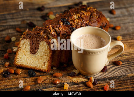 Le petit déjeuner du matin avec un cappuccino et un gâteau aux fruits secs de l'étang Banque D'Images