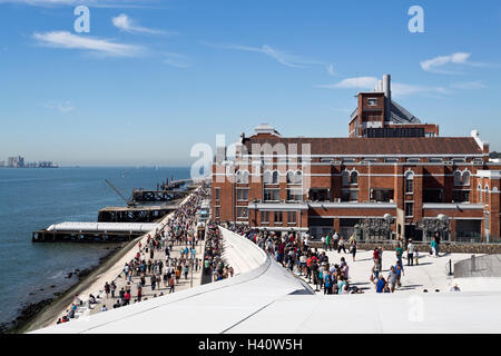 Foule sur le toit de la MAAT (Musée d'art, d'architecture et de la technologie), avec le Musée de l'électricité en arrière-plan, il en Lis Banque D'Images