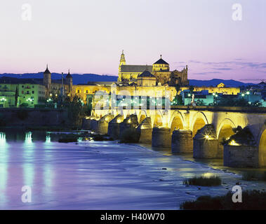 Espagne, Andalousie, Cordoue, vue sur la ville, "La Mezquita", Ponte Romano, Guadalquivir, soir, à l'extérieur, ville, rivière, mosquée, bridge, dans la soirée Rio Guadalquivir Banque D'Images