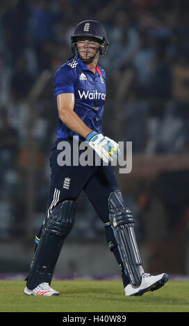 Le capitaine de l'Angleterre Jos Buttler marche retour à la maison après son renvoi par le capitaine du Bangladesh Mashrafe Mortaza durant leur troisième jour d'un match de cricket international dans la région de Chittagong, Bangladesh, mercredi, 12 octobre, 2016. (AP Photo/H Ahad) Banque D'Images