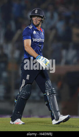 Le capitaine de l'Angleterre Jos Buttler marche retour à la maison après son renvoi par le capitaine du Bangladesh Mashrafe Mortaza durant leur troisième jour d'un match de cricket international dans la région de Chittagong, Bangladesh, mercredi, 12 octobre, 2016. (AP Photo/H Ahad) Banque D'Images