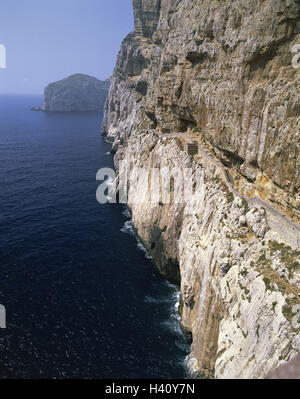 Italie, Sardaigne, province Sassari, Capo Caccia, falaise, des escaliers, la grotte de Neptune, l'île de la mer Méditerranée, Sardaigne, côte ouest, côte, rock, la bile, la côte escarpée, cours, escaliers, entrées, grotte Grotta del Nettuno Banque D'Images