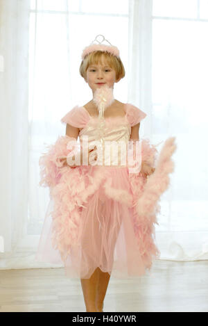 Carnaval, fille, sourire, doublure, bonne fée, l'enfance, l'enfant 5 - 8 ans, gaieté, joie, carnival costume, costume, panneaux, carnaval, carnaval des enfants, fée, princesse, robe tulle, Célébration, fête, Dream Banque D'Images