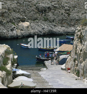 Malte, côte sud, la Grotte Bleue, investisseur bateau, bottes, touristes, île de l'état, l'île, la mer Méditerranée, mer, île de la Méditerranée, fjord, baie, côte, côte escarpée, côte de la bile, des falaises rocheuses, falaises, nature, bateaux de pêche, 'luzzus', tourisme, place Banque D'Images