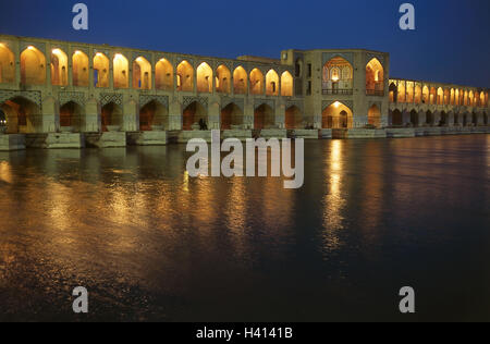 L'Iran, Ispahan, 'la rivière Zayandeh Rud', 33-iosehpol "pont bow', le soir, l'éclairage, le Proche Orient, pont, construit en 1602, Allah Verdi Khan Brücke, Pol-e-Khajou, Khajou, pont pont Khadju, structure, d'arcades, des courbes, de l'architecture, l'architecture, la culture, le lieu d'intérêts, les lumières, la mise en miroir de l'eau, Banque D'Images