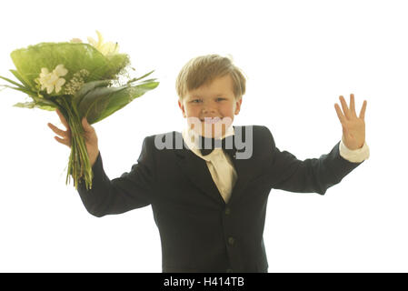 Garçon, sourire, bouquet, attente, geste, demi-onde, portrait, portrait, enfants, enfant 9 - 12 ans, smoking, costume, fly, intelligemment, apex page, sympathique, joliment, la flatterie, poliment, surprendre, donner, présenter, fleurs, bouquet, en forme de coeur, Fête des mères, anniversaire Banque D'Images