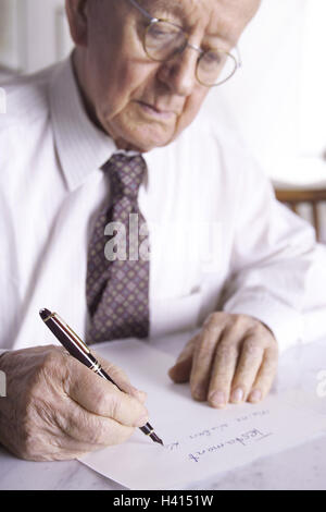 Patron, sérieusement, lunettes, va, écrire, détail, flou, homme, retraité, personne âgée, stylo, stylo, document, document, dernier testament, lettre, manuscrite, à la main, manuscrit, ordonnance du tribunal, de dernière volonté, héritier, héritier, testateur lègue, laissez l'usure, Banque D'Images