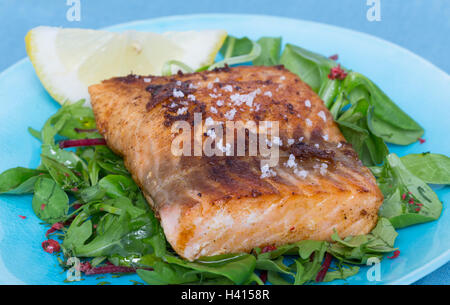 Filet de saumon poêlé à la fleur de sel sur la salade mixte. Banque D'Images