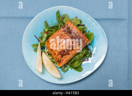 Filet de saumon poêlé à la fleur de sel sur la salade mixte. Banque D'Images