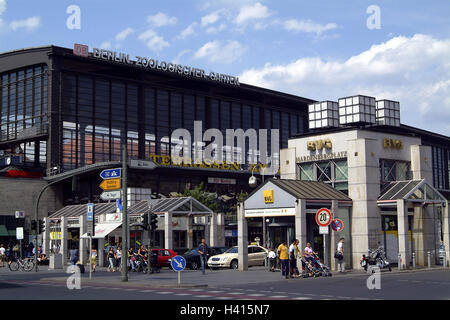 Allemagne, Berlin, gare, jardin zoologique, passant, l'Europe, la ville, capitale, disque espace de montagne, station, bâtiment, structure, façade de verre, parvis, station de métro du zoo, stop, trajectoire, rue, trafic, piéton, à l'extérieur Banque D'Images