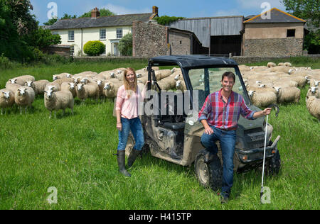 Jeunes agriculteurs rosanna & ian horseley vivre la bonne vie sur leur ferme de moutons dans le Devon après avoir quitté Londres.un uk Banque D'Images