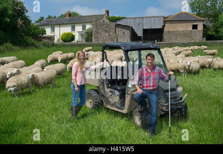 Jeunes agriculteurs rosanna & ian horseley vivre la bonne vie sur leur ferme de moutons dans le Devon après avoir quitté Londres.un uk Banque D'Images