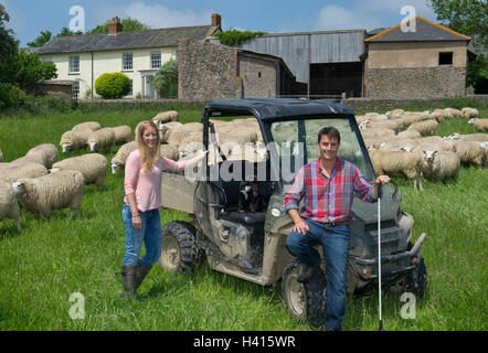 Jeunes agriculteurs rosanna & ian horseley vivre la bonne vie sur leur ferme de moutons dans le Devon après avoir quitté Londres.un uk Banque D'Images