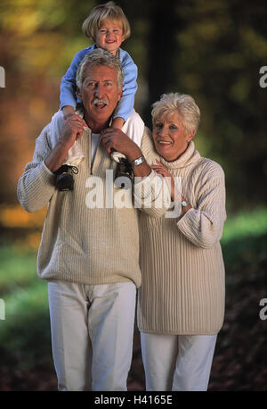 À pied, les grands-parents, petite-fille, automne, couple, vieux, grand-père, de transporter, d'épaules, petit-fils, petit-fils, enfant, fille, grand-mère, à pied, rendez-vous, temps de loisirs, des générations, deux, à l'extérieur Banque D'Images