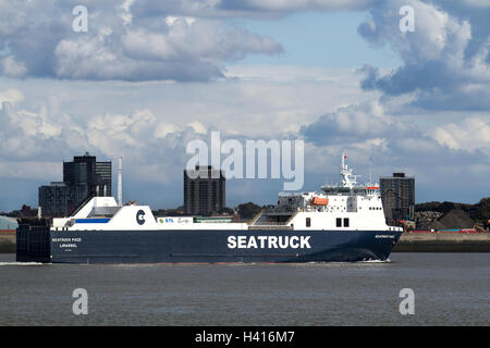 Service de fret de Seatruck au terminal de Liverpool, vu de New Brighton, Wallasey. Merseyside, Royaume-Uni Banque D'Images