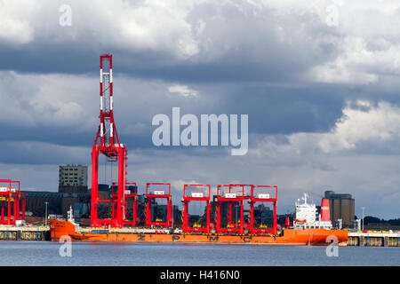 Grues opérationnelles sur portique à porte-à-faux (CRMG) à Peel ports 300 m de profondeur avec extension de terminal de conteneur au bord de la rivière portique d'extension et portique géant à porte-à-faux grues megamax (CRMG) qui peuvent maintenant décharger les plus gros conteneurs du monde. Expédition dans le port de Liverpool, L2 Merseyside, Royaume-Uni Banque D'Images