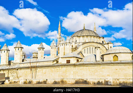 La mosquée Nuruosmaniye est le grand exemple de l'Empire Ottoman style Néo-Baroque, situé à côté du Grand Bazar, Istanbul Banque D'Images