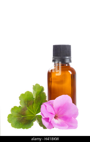 L'huile essentielles de géranium en bouteille et de fleurs Banque D'Images