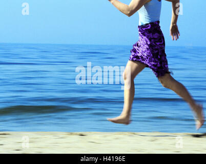 Plage de sable fin, femme, prêt-à-porter, run, détail, pieds, vue latérale, loisirs, vacances, tourisme, comprimer rock, pieds nus, jogging, motion, jump, caper, activité, beach run, la forme physique, la santé, conscient de la santé consciente, la figure, la liberté, le changement, heureux, joie, f Banque D'Images