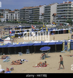 France, Aquitaine-Poitou, Saint-Jean-de-Luz, plage, plage tentes, l'Europe, les provinces basques, plage, plage de sable fin, les baigneurs, les toits de tente, crème solaire, coupe-vent, un abri, des vestiaires, Summers, la mer, l'Atlantique, l'Atlantique, l'office du tourisme, à l'extérieur, Banque D'Images